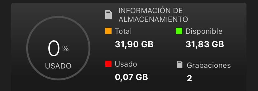 El panel de información de almacenamiento se encuentra debajo del panel de nivel del micrófono.
