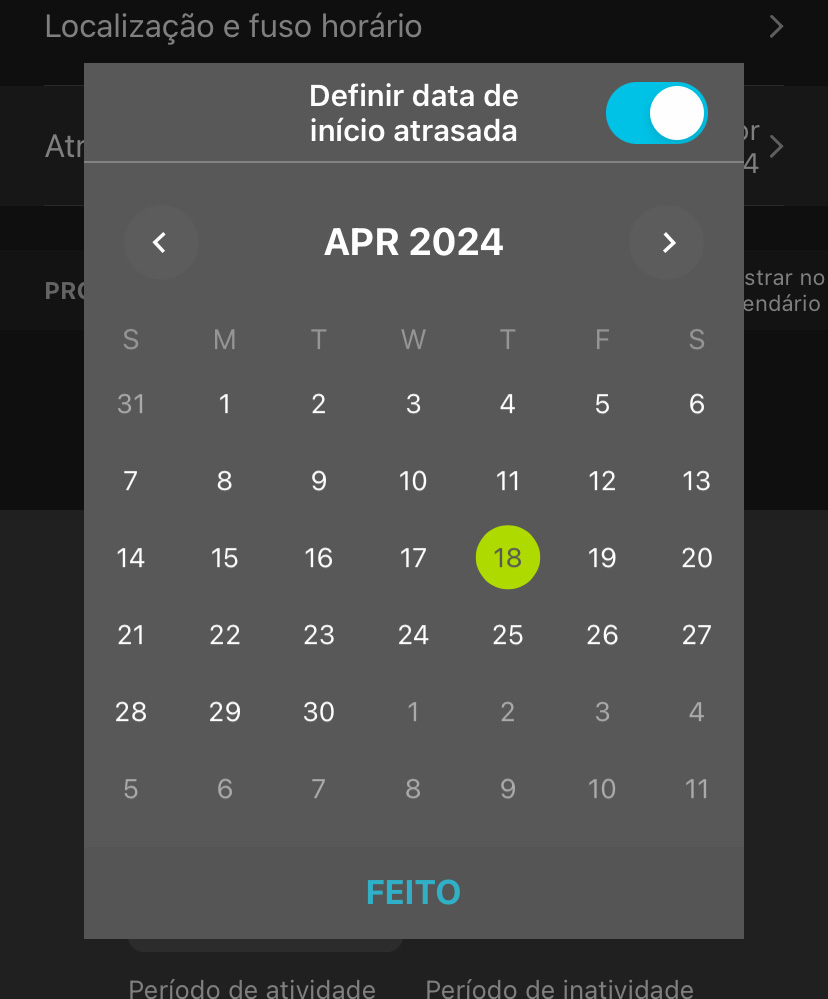 Na parte superior da interface do calendário, há uma chave para ativar ou desativar o recurso Delay Start (Atraso de início). O calendário é exibido um mês por vez, com as setas esquerda e direita em cada lado da legenda do mês e do ano. Cada semana do calendário é definida de domingo a sábado. Um botão "DONE" (CONCLUÍDO) está localizado na parte inferior da janela.