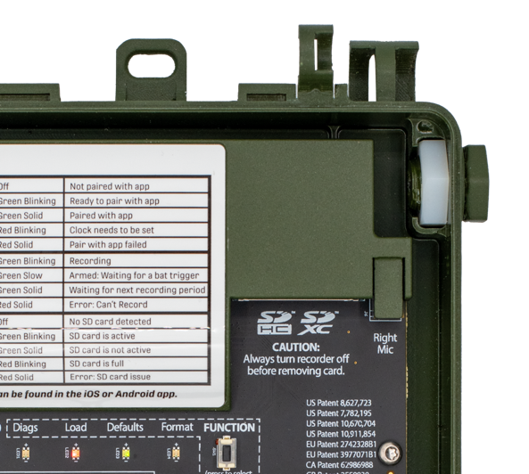 No canto superior direito do gravador há um parafuso de plástico removível enfiado em uma porca de plástico. A cabeça hexagonal do parafuso está na parte externa do gabinete. A porca de plástico está presa por uma fenda dentro do gabinete.