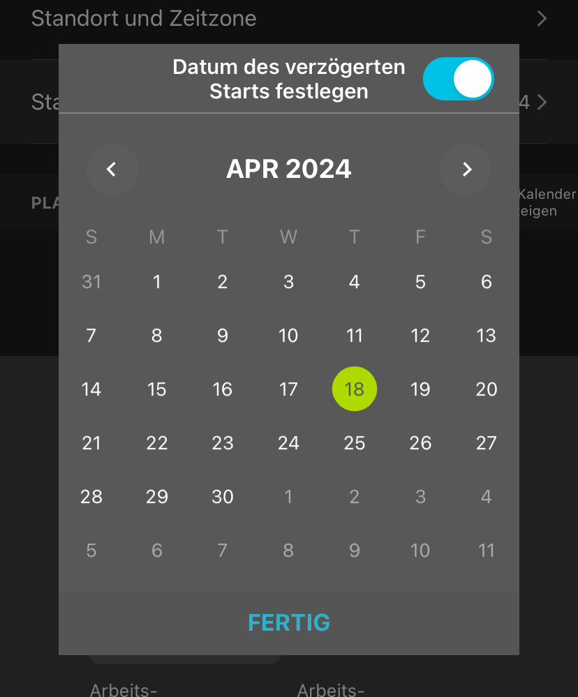 Oben auf der Kalenderoberfläche befindet sich ein Umschalter zum Aktivieren oder Deaktivieren der Startverzögerungsfunktion. Der Kalender zeigt jeweils einen Monat an, mit Links- und Rechtspfeilen auf beiden Seiten der Monats- und der Jahresbeschriftung. Jede Kalenderwoche läuft von Sonntag bis Samstag. Eine Schaltfläche „FERTIG“ befindet sich am unteren Rand des Fensters.